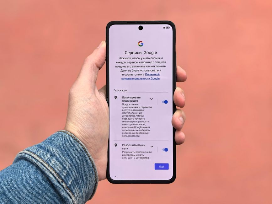 Seseorang memegang smartphone membuka menu pengaturan penyimpanan sistem digital.