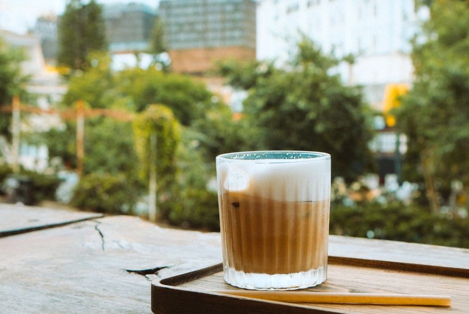 Ilustrasi segelas minuman dingin menyegarkan dengan es batu