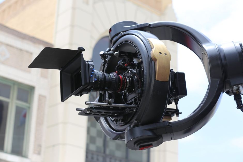 Pengambilan gambar detail dari rig kamera drone sinema profesional dengan lensa dan gimbal di luar ruangan.