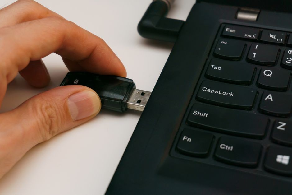 Laptop kerja yang lambat membuka aplikasi akibat beban file sementara