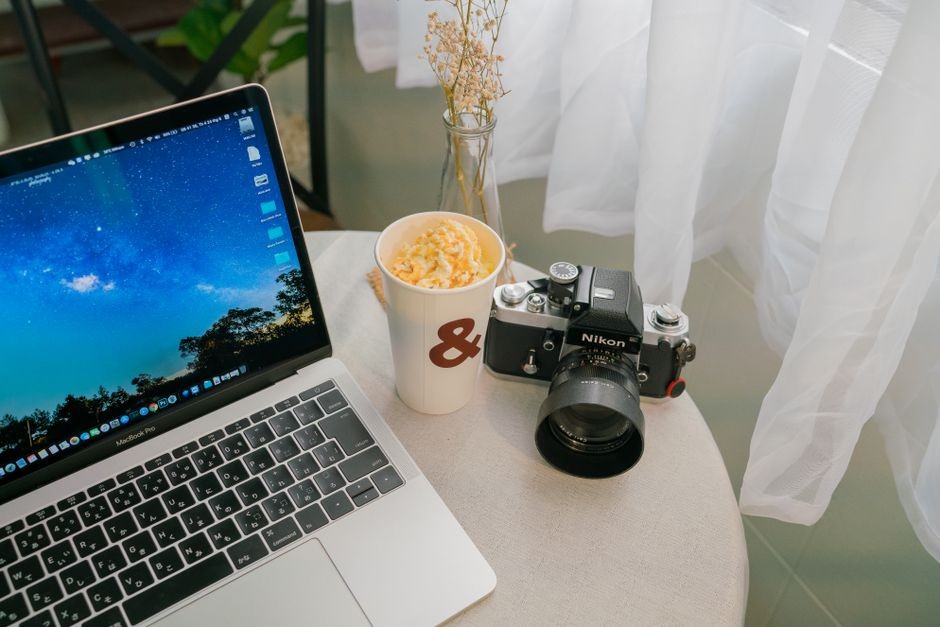 Seseorang membersihkan keyboard dan memeriksa sistem laptop