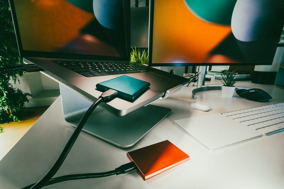 Komponen media penyimpanan laptop yang menyimpan ribuan berkas data