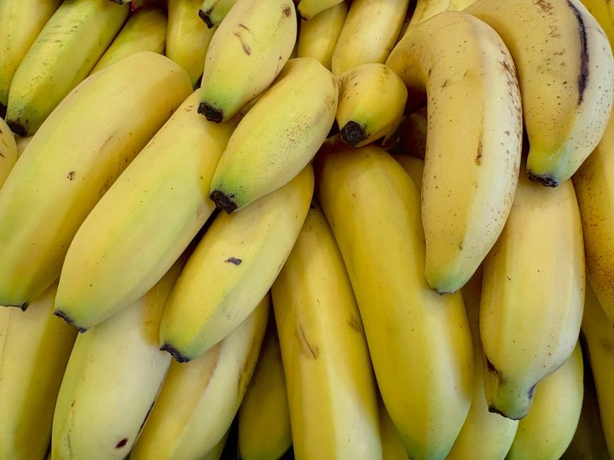 Sesisir pisang kuning segar tertata rapi di atas meja dapur