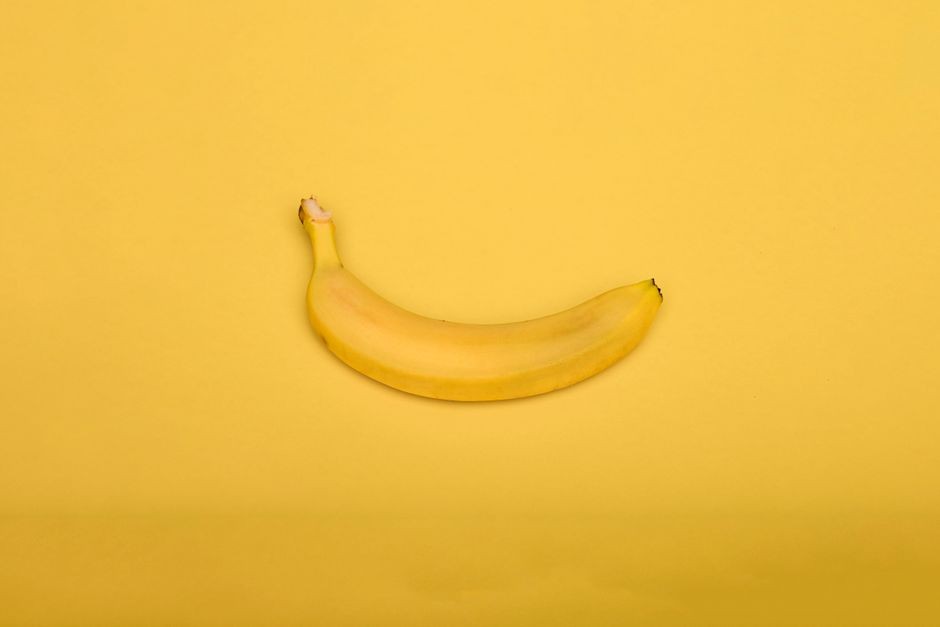 Tandan buah pisang dengan ujung tangkai yang mulai matang alami