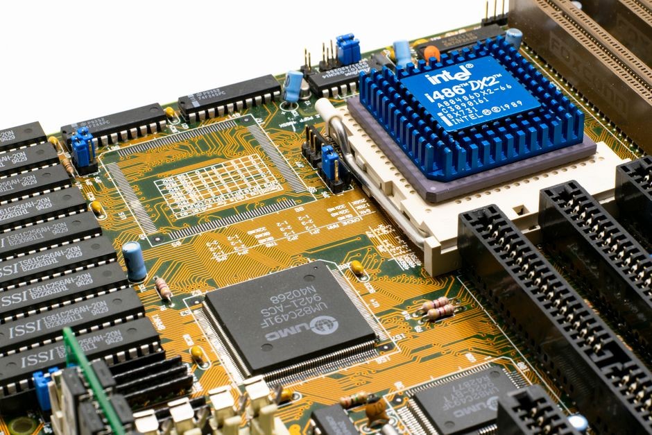 Tampilan terperinci CPU Intel i486 DX2 yang dipasang pada motherboard kuno beserta chip dan sirkuitnya.