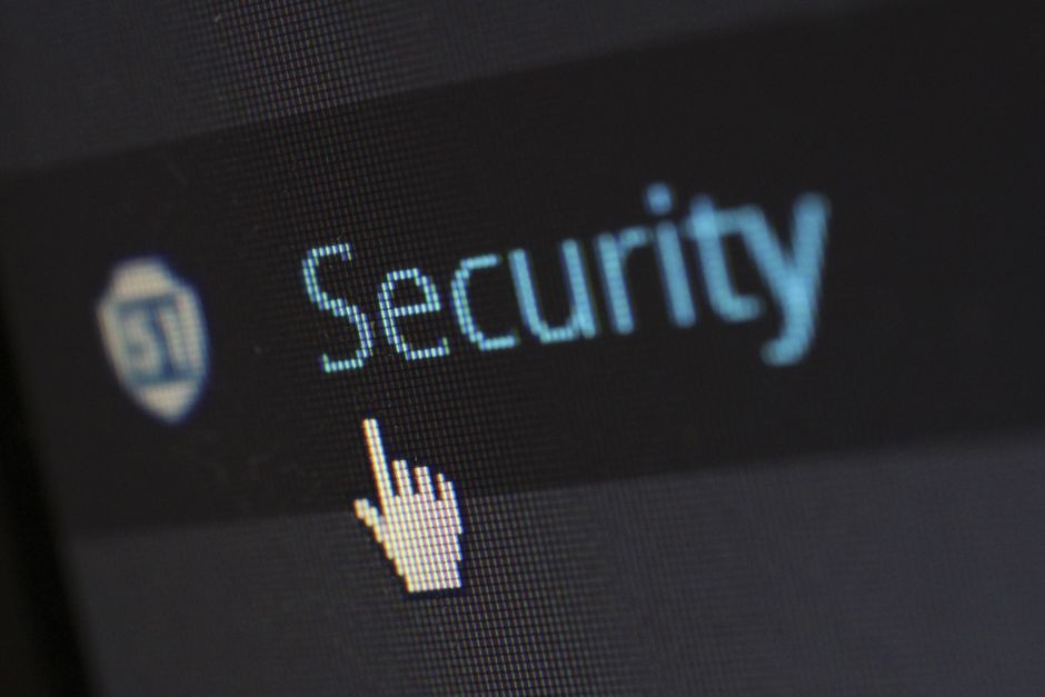 Seseorang menggenggam ponsel cerdas dengan latar privasi keamanan data digital