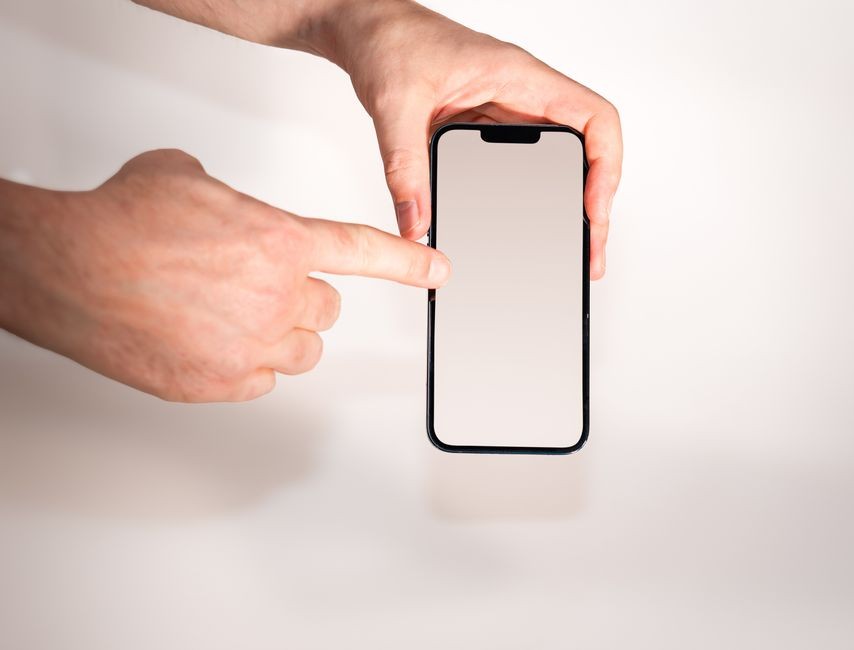Tampilan layar smartphone berkecepatan tinggi saat disentuh jari pengguna