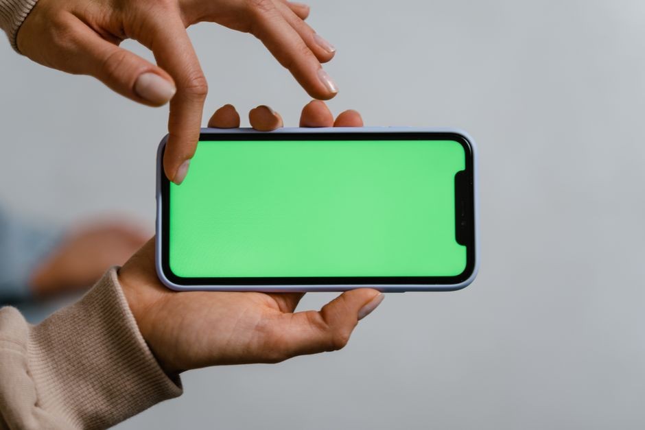 Jari tangan menyentuh permukaan digitizer layar ponsel dengan presisi