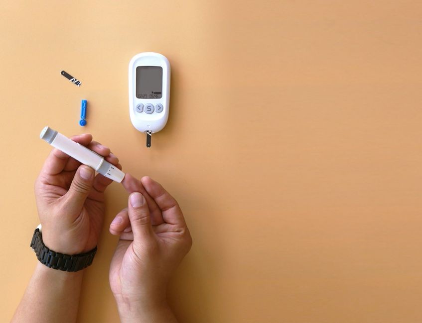Pemeriksaan kadar glukosa darah berkala untuk memantau respons insulin