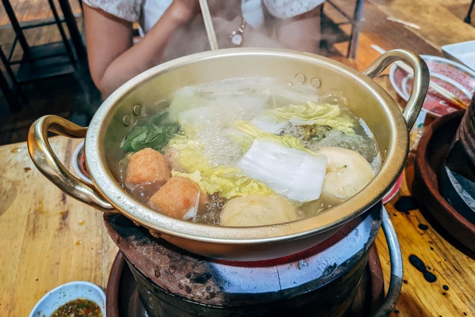 Panci masakan berkuah yang dipanaskan kembali di atas api kompor dapur