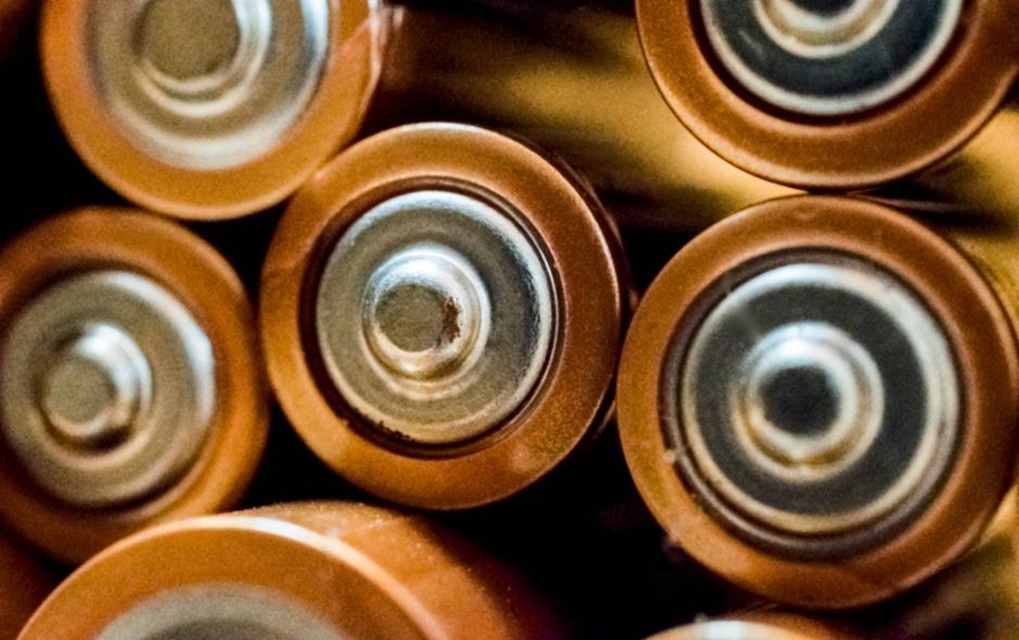 Sel-sel baterai lithium smartphone dilihat dari dekat untuk konteks kapasitas mAh