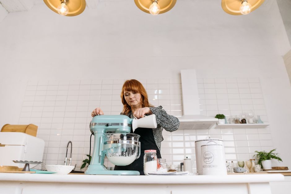 Air fryer di meja dapur, ilustrasi masak suhu terkontrol untuk menurunkan akrilamida