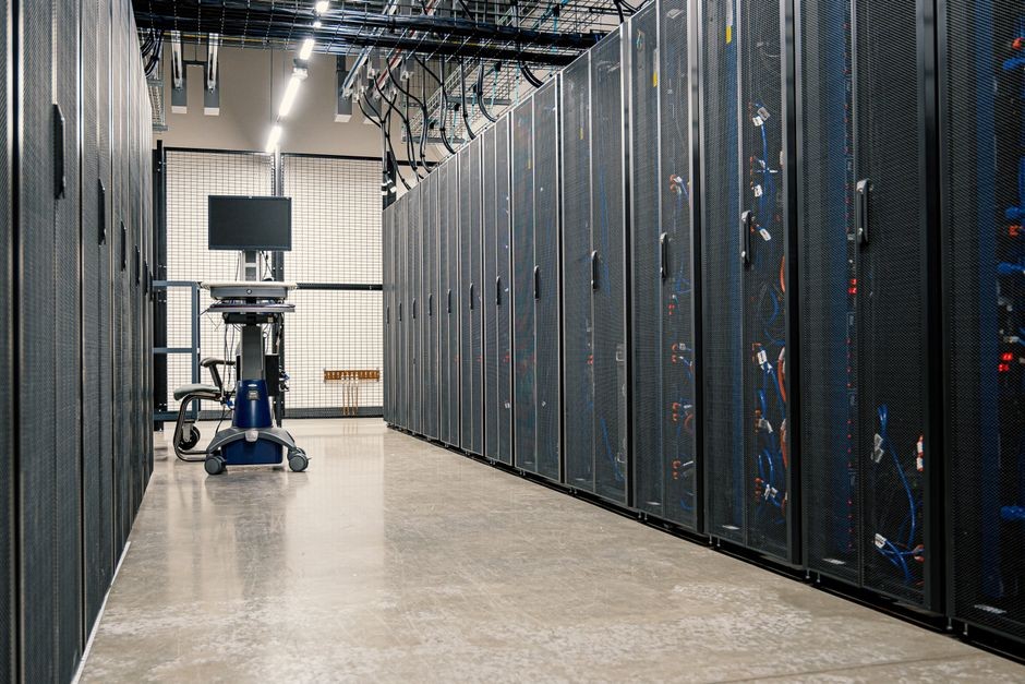 Pusat data server modern menjadi tulang punggung infrastruktur AI nasional Indonesia