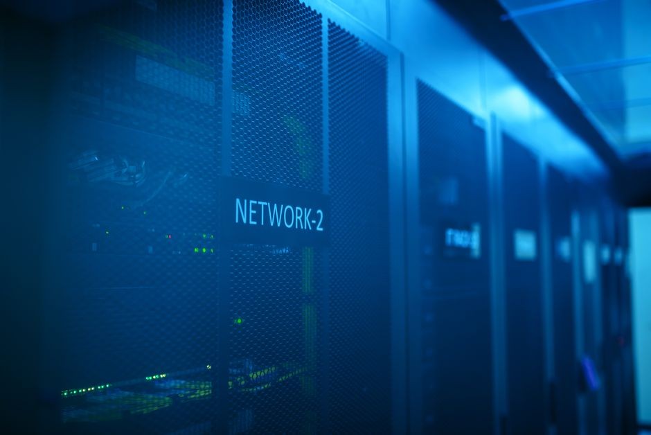 Layar komputer menampilkan peringatan ancaman keamanan siber di ruang server