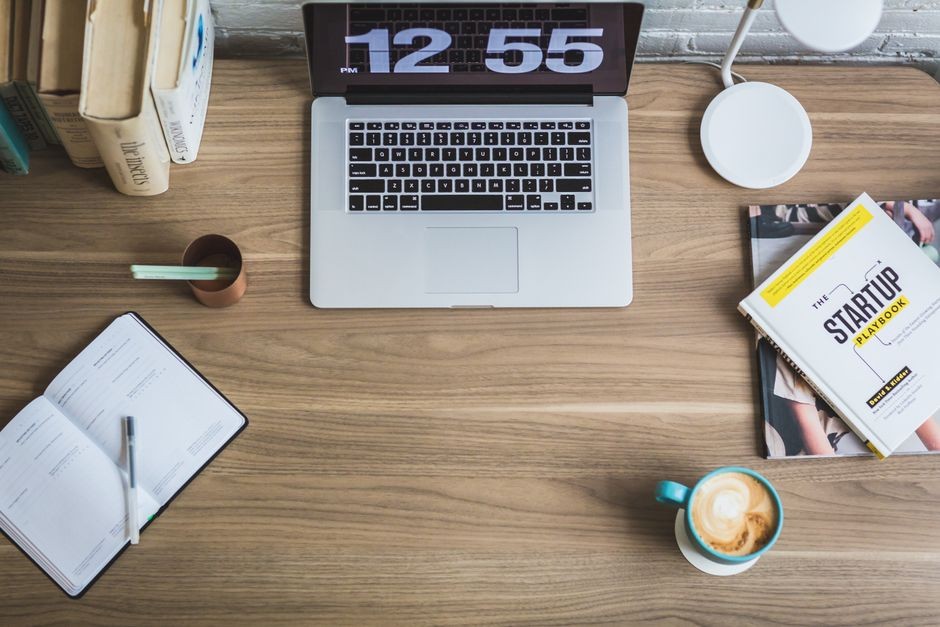 Meja kerja rapi dengan laptop dan timer sederhana sebagai simbol kerja fokus terstruktur