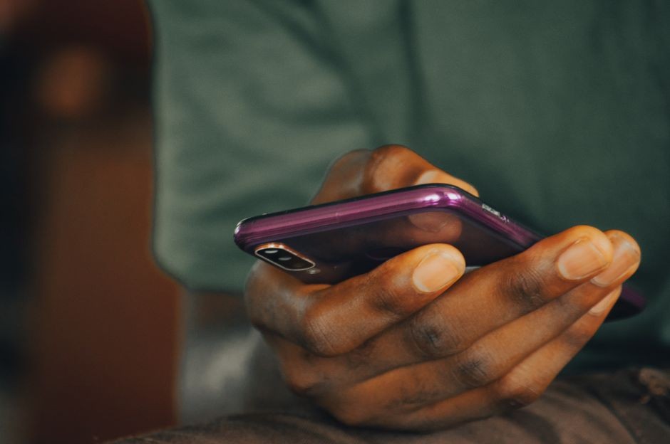 Layar pengaturan smartphone yang sedang dikonfigurasi, mewakili langkah memasukkan hostname Private DNS