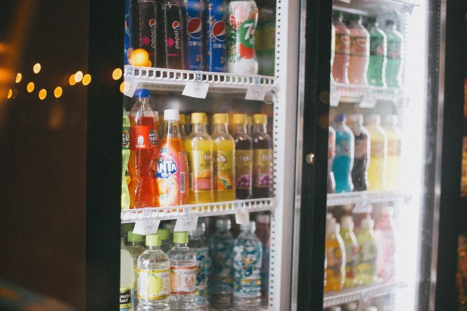 Rak lemari pendingin minimarket yang didominasi minuman kemasan dengan gula tambahan