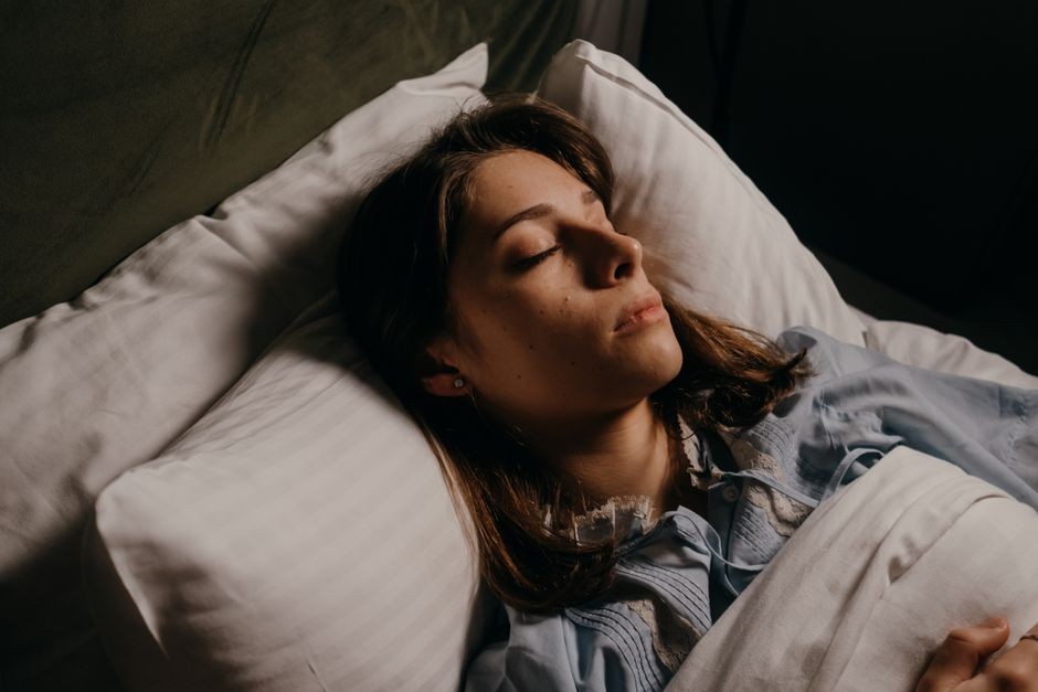 Seseorang tidur dengan mulut terbuka yang mempengaruhi kualitas tidur dan kesehatan saluran napas.