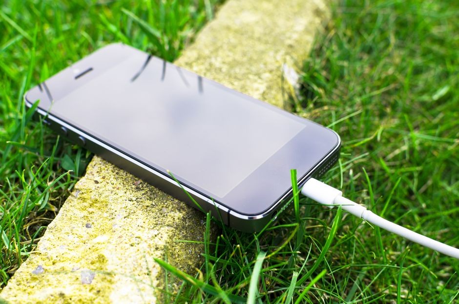 Pengisian daya smartphone Android di atas meja kerja modern
