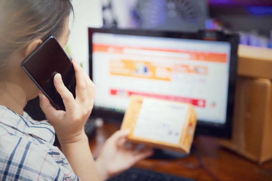 Pengguna memeriksa pengaturan layar dan aplikasi pada smartphone Android