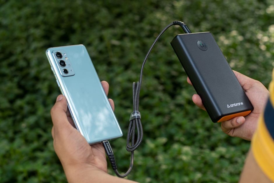 Kabel pengisi daya dan smartphone yang sedang diisi daya secara aman