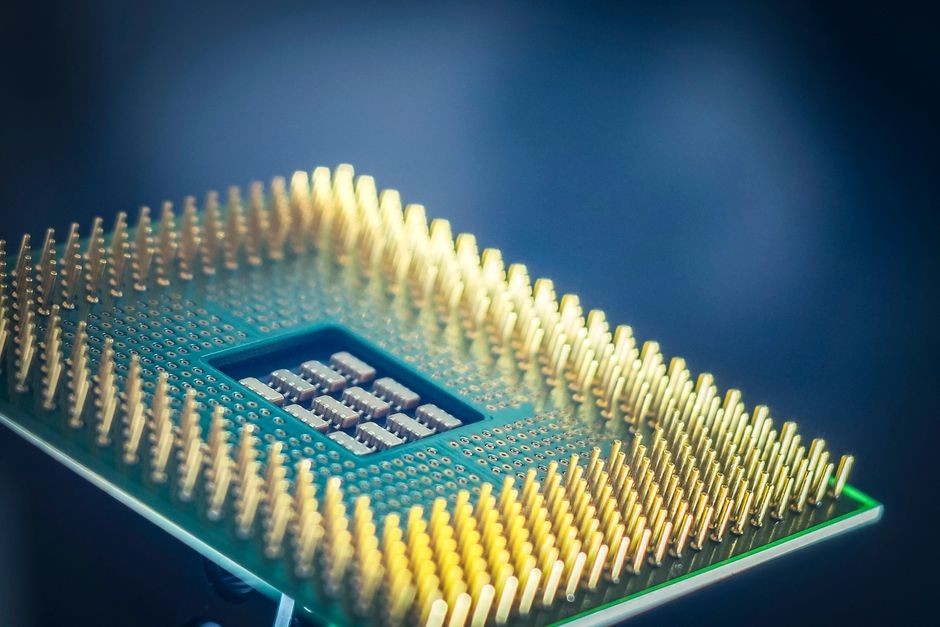 Makro detail prosesor silikon mikroelektronika dengan sirkuit komputasi modern.