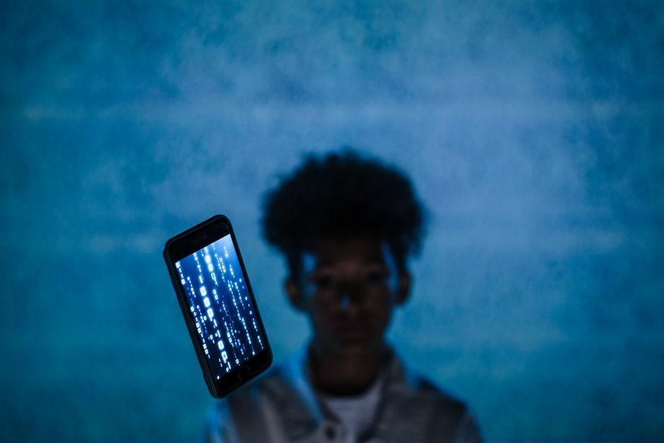 Ponsel cerdas terlindungi enkripsi digital dan sistem keamanan jaringan.