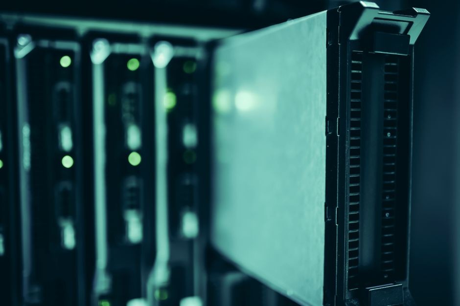 Deretan rak server pusat data untuk pemrosesan komputasi awan skala besar