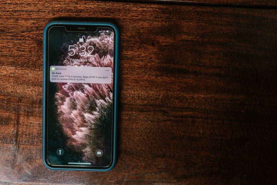 Tampilan layar smartphone yang terkunci dengan sistem keamanan digital modern
