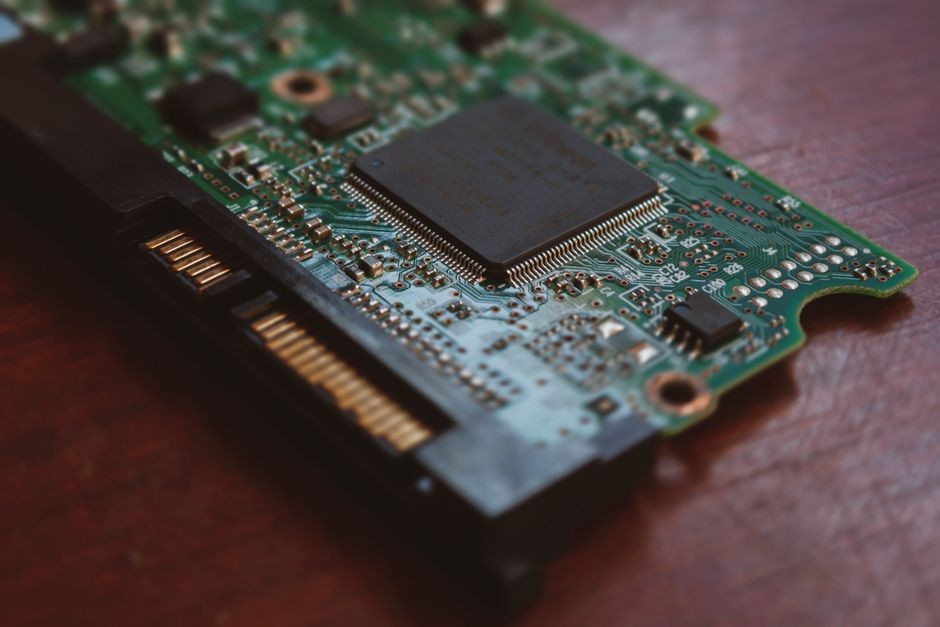 Ilustrasi Teknologi: prosesor dan modul chip pada motherboard komputer