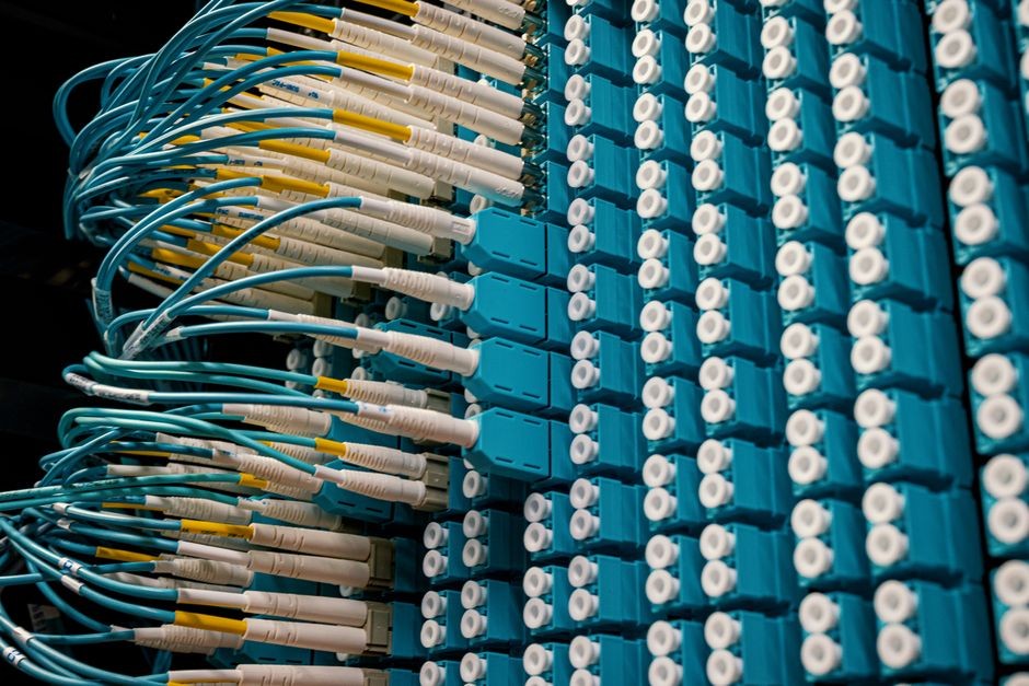 Ilustrasi pusat data dengan server komputasi canggih
