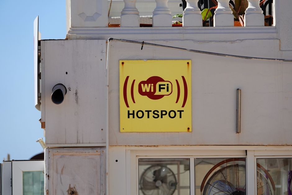 Ilustrasi router WiFi rumah dengan koneksi internet menyala
