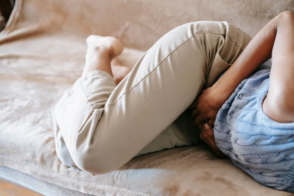 Seseorang langsung rebahan di sofa setelah makan malam dalam porsi besar