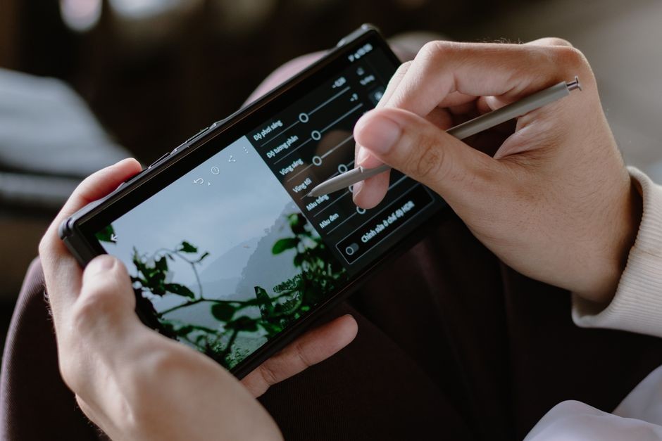 Layar pengaturan aplikasi pada ponsel, ilustrasi fitur menyetel preferensi algoritma