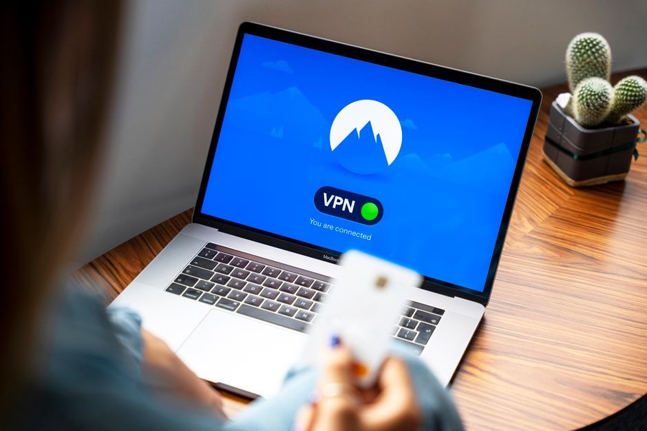 Orang menatap layar ponsel dalam ruang gelap, ilustrasi pengumpulan data dan privasi digital