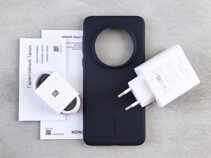 Kabel charger terhubung ke ponsel di atas meja saat proses kalibrasi baterai dilakukan