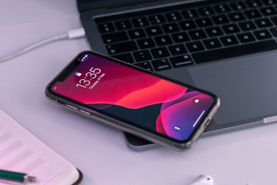 Baterai smartphone menunjukkan persentase rendah di layar saat perangkat digunakan
