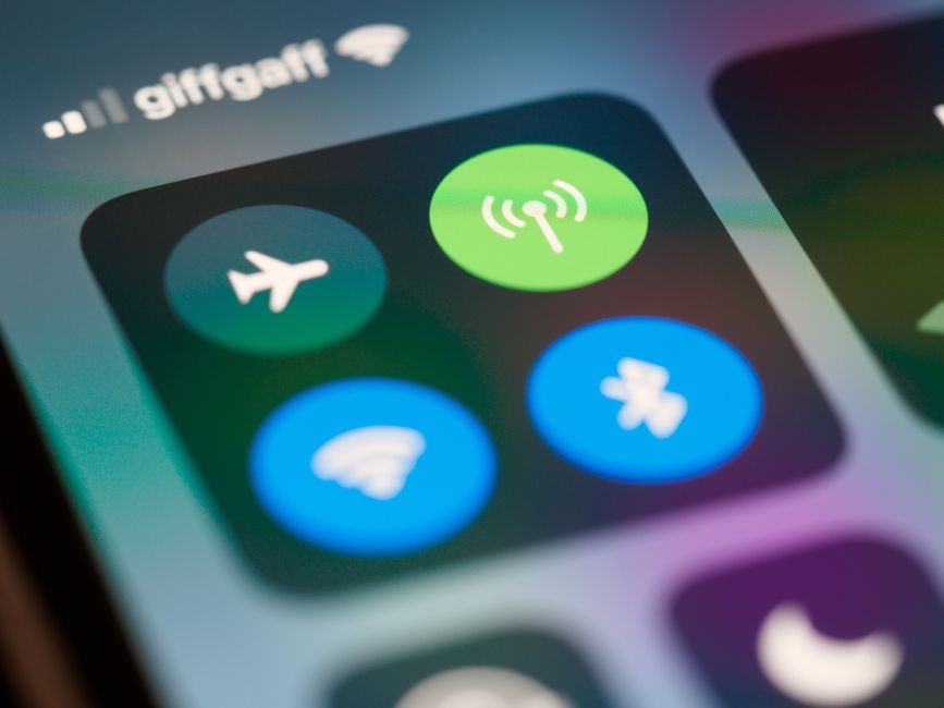 Gelombang sinyal nirkabel yang menghubungkan smartphone dengan jaringan internet