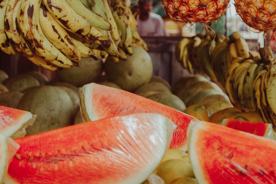 Buah segar seperti pisang dan semangka menjadi sumber elektrolit alami untuk menjaga keseimbangan cairan