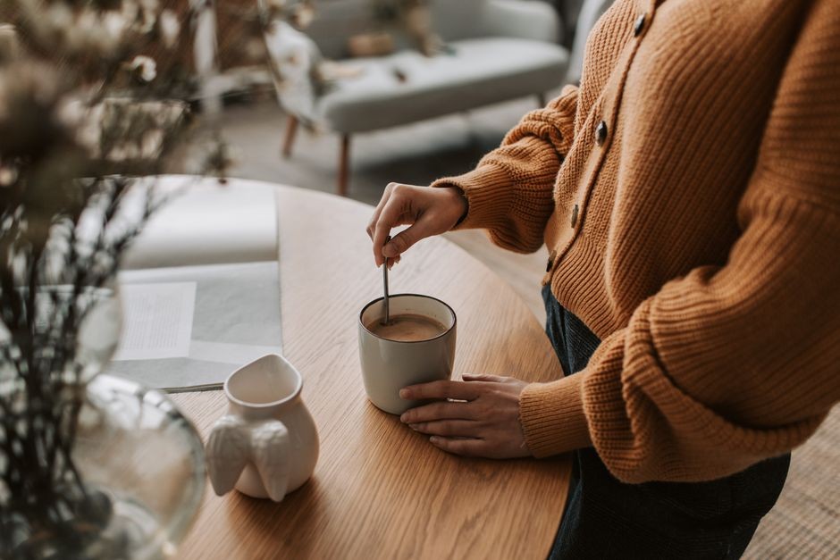 Seseorang meneguk kopi di pagi hari sebagai ritual awal aktivitas