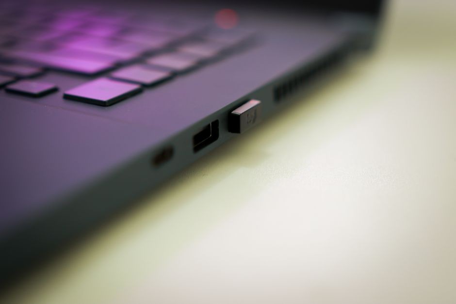 Kabel USB-C tersambung ke laptop untuk pengisian daya