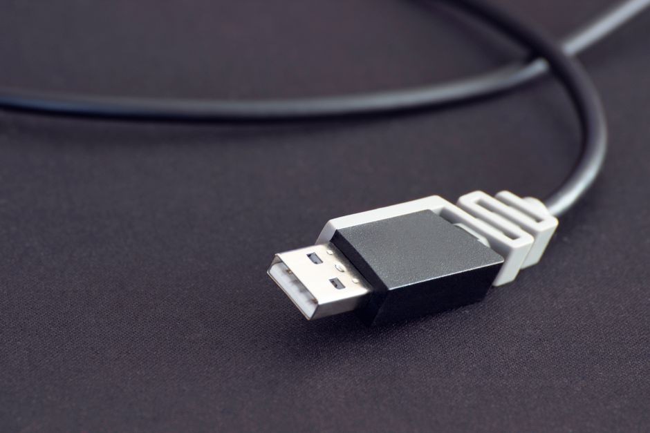 Colokan USB-C masuk ke port laptop, sudut dekat