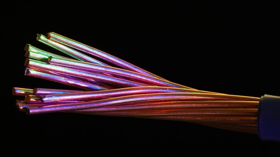 Detail kabel USB-C dengan anyaman nilon pelindung