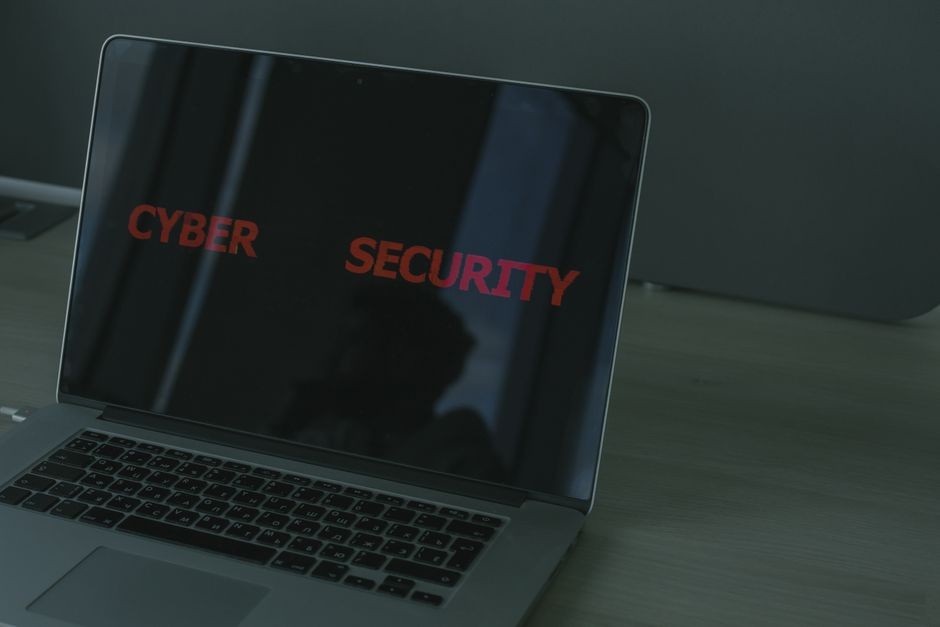 Layar laptop menampilkan teks keamanan siber dan perlindungan data jaringan digital