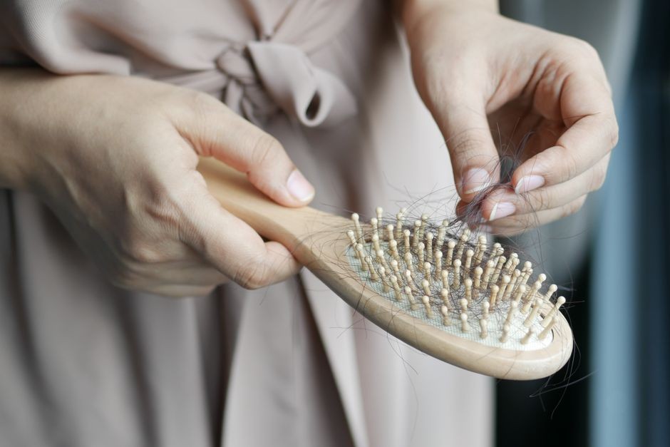 Sisir rambut kotor dengan penumpukan bulu abu-abu dan sisa produk