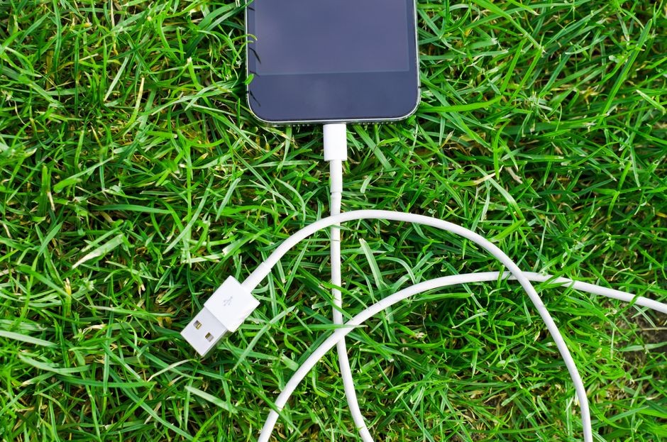 Indikator persentase baterai smartphone di layar menunjukkan sisa daya