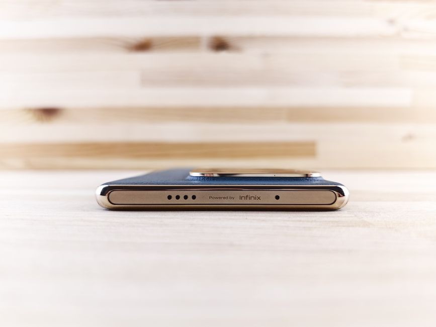 Layar smartphone menampilkan status persentase baterai yang menurun drastis