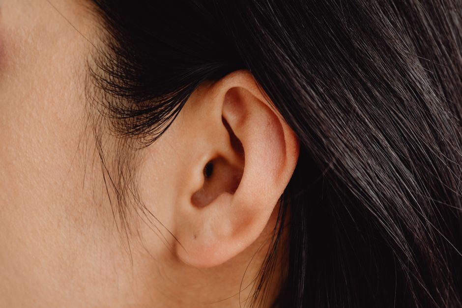 Ilustrasi telinga berdenging tinnitus