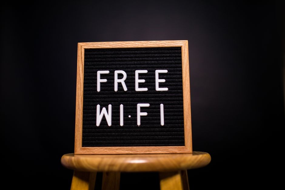 Router WiFi rumah dengan lampu indikator menyala sebagai ilustrasi koneksi internet