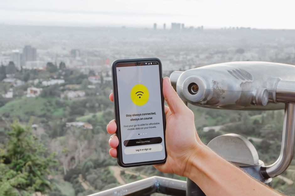 Seseorang memeriksa sinyal WiFi pada telepon genggam di dalam rumah